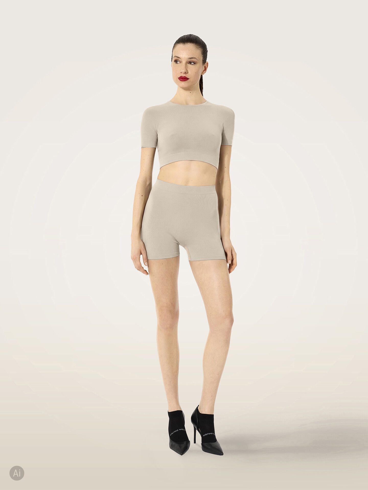 SEAMLESS FORM SHORTS