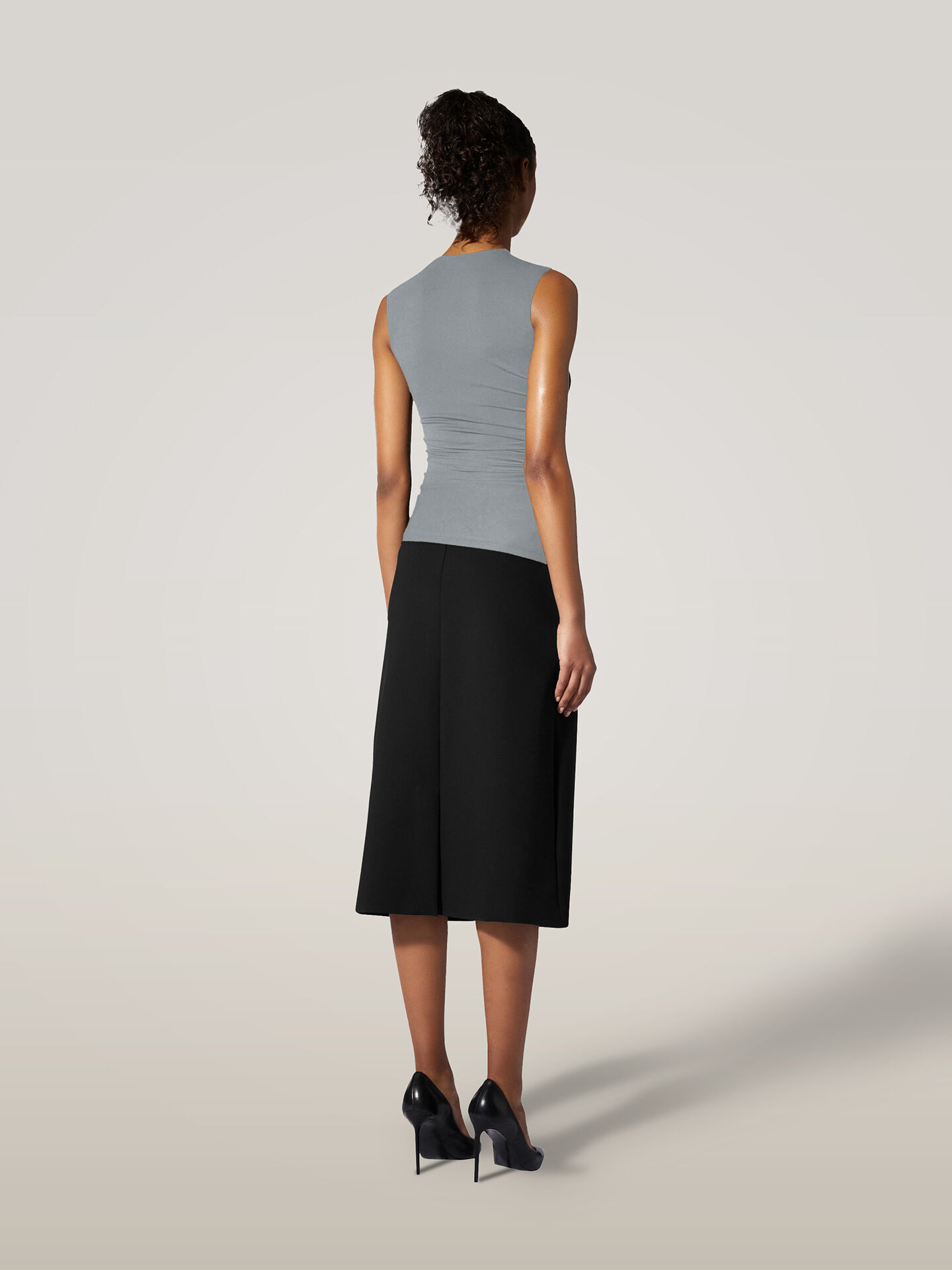THE CREPE JERSEY TOP SLEEVELES THE CREPE JERSEY TOP SLEEVELES