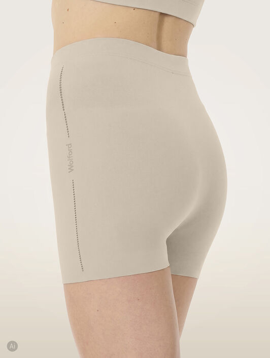 SEAMLESS FORM SHORTS