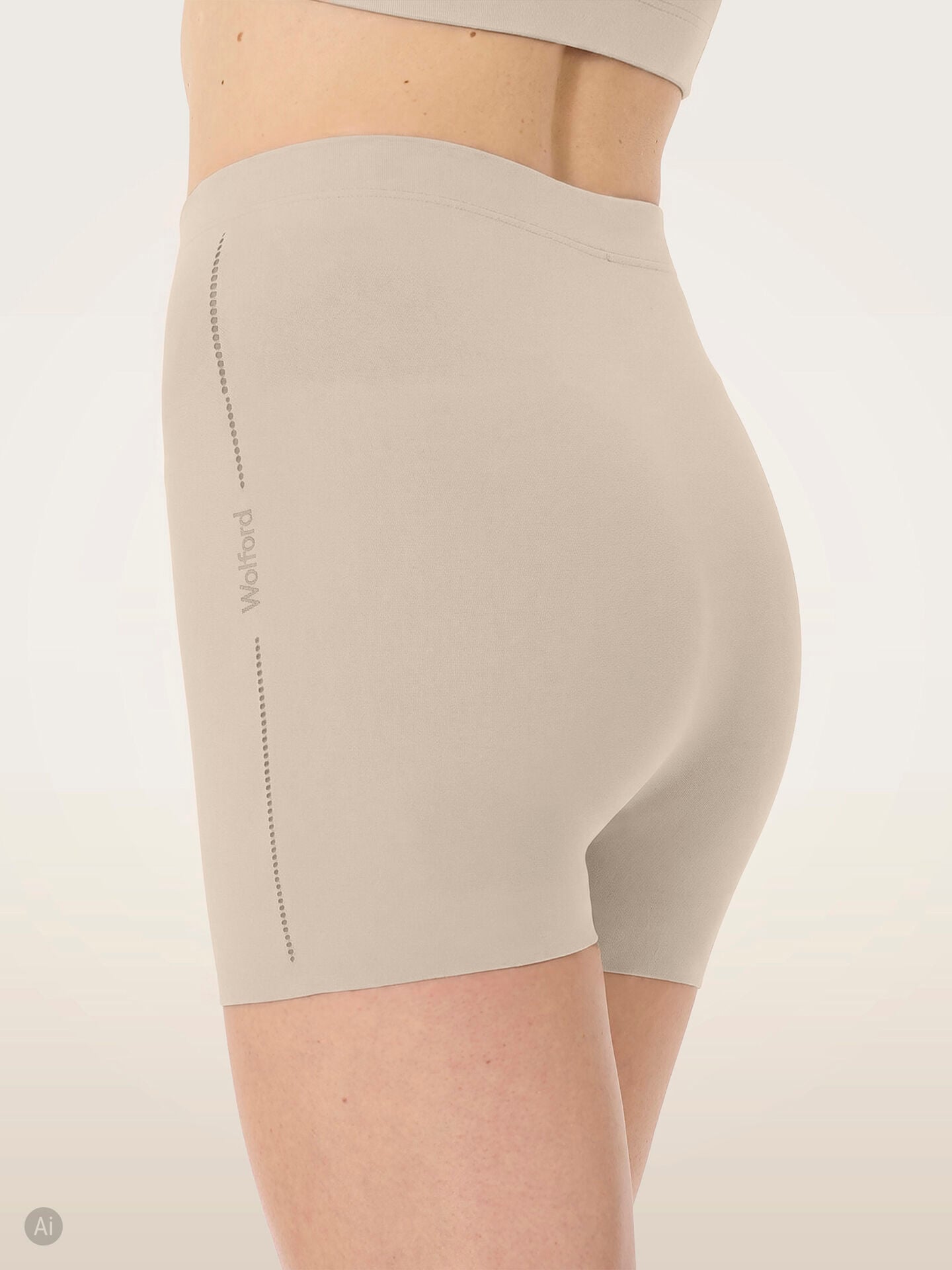 SEAMLESS FORM SHORTS