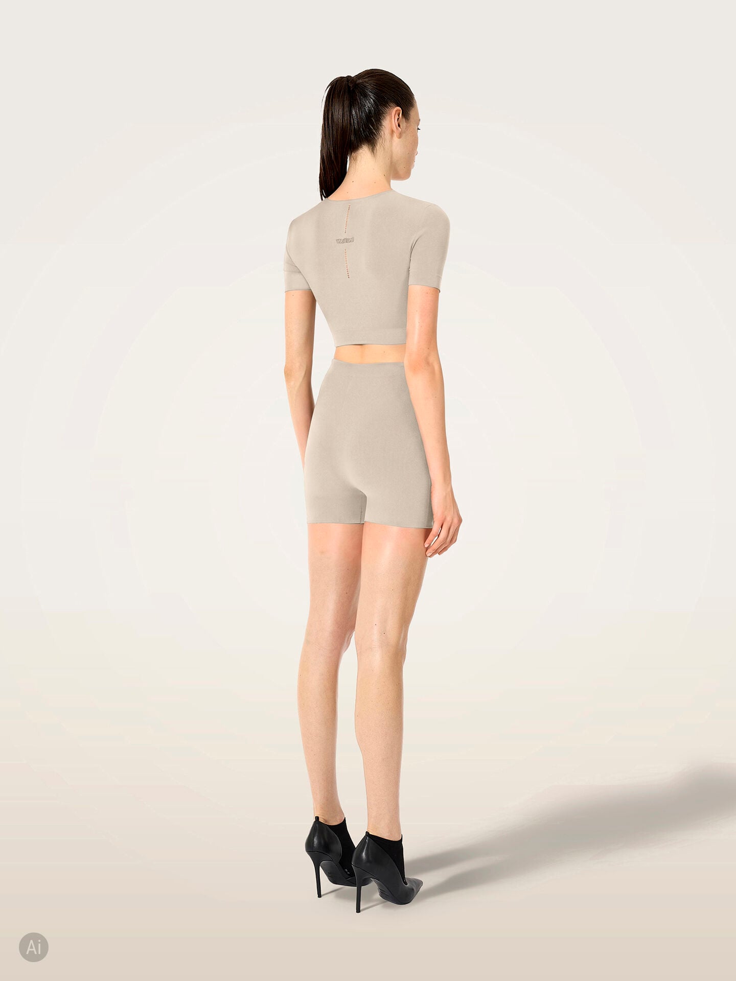 SEAMLESS FORM SHORTS