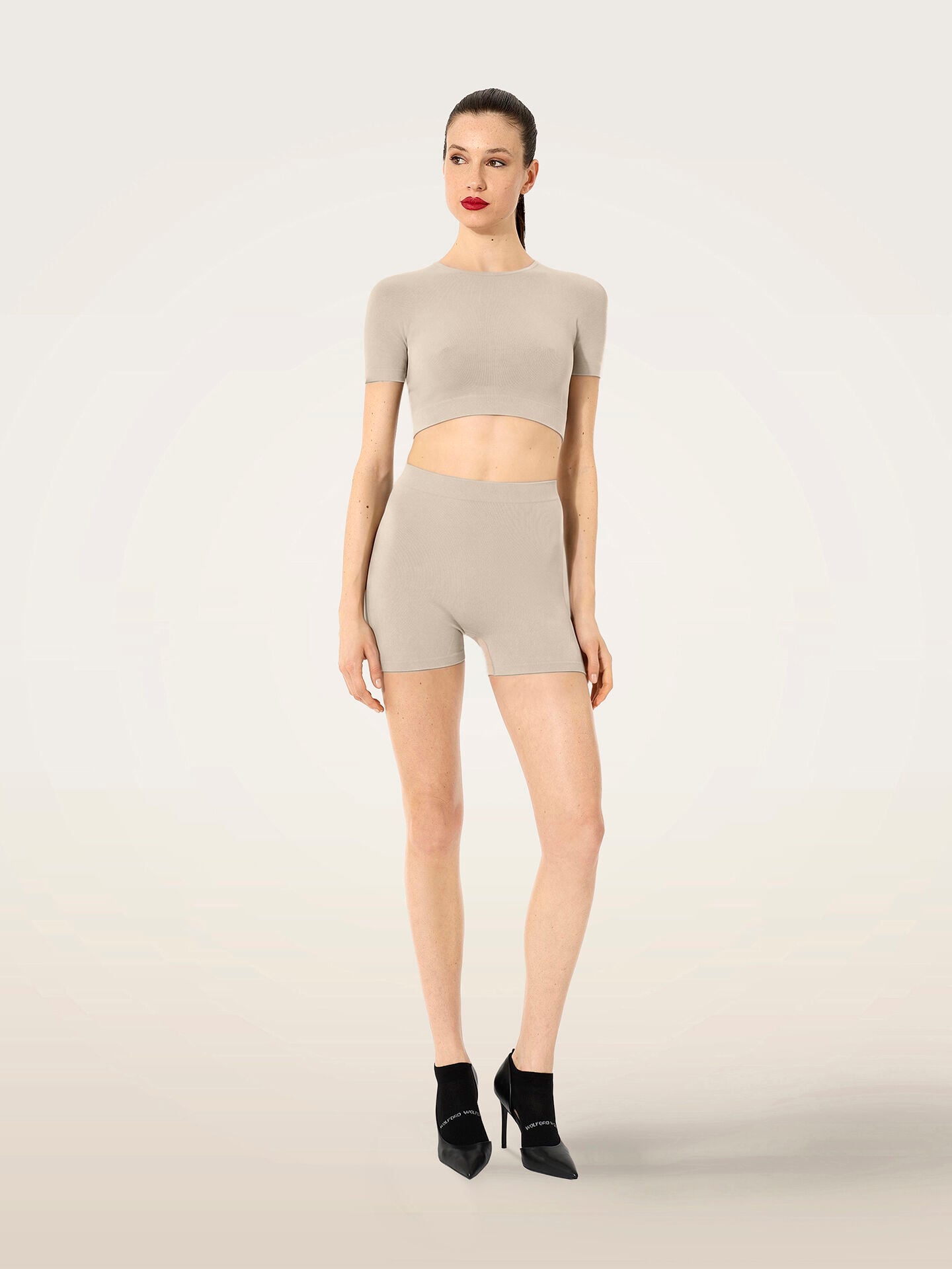 SEAMLESS FORM SHORTS SEAMLESS FORM SHORTS